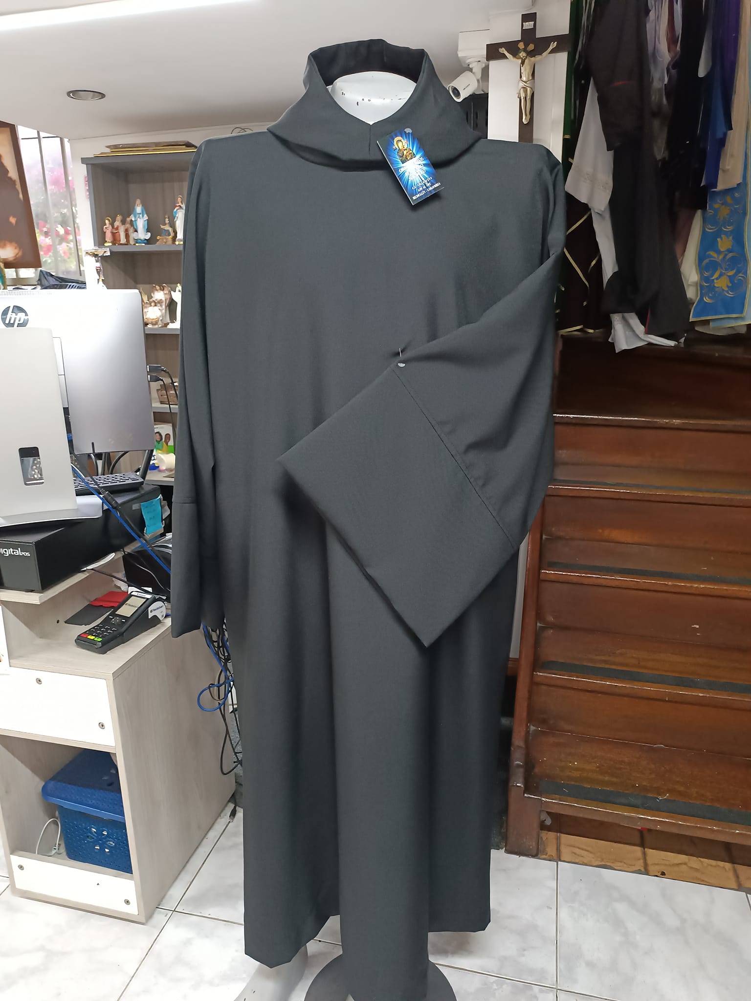 Alba Con Capucha Negra